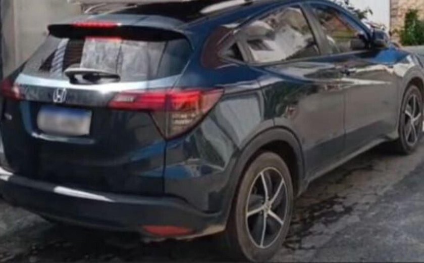 Polícia Civil recupera em Arapiraca carro roubado de artista plástica baiana