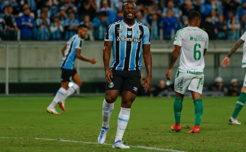 Grêmio domina Chapecoense, mas perde e é vaiado na estreia em casa pela Série B