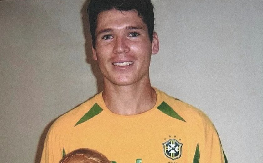 Anderson Polga, zagueiro pentacampeão com a seleção brasileira, é preso por falta de pagamento de pensão