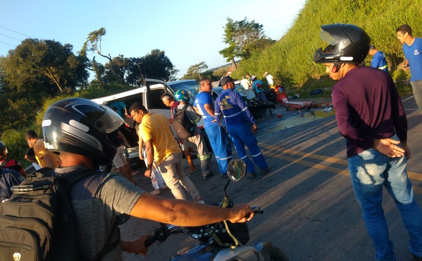 Grave acidente entre van e veículo da Equatorial deixa ao menos 10 feridos na BR-316