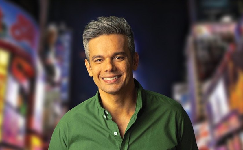 Otaviano Costa mostra cenário de novo programa que comandará na Globo