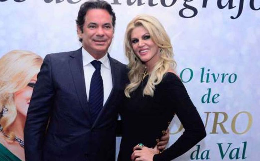 Val Marchiori posa com o namorado em lançamento de livro