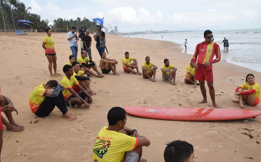 Corpo de Bombeiros promove 17ª edição do projeto Surf-Salva, em Maceió