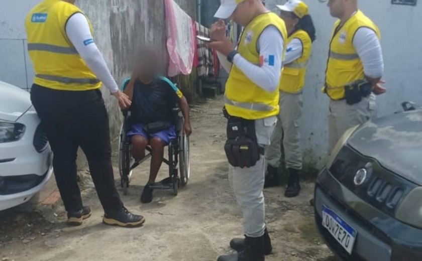 Ronda no Bairro presta apoio a idoso cadeirante em situação de extrema vulnerabilidade no Benedito Bentes