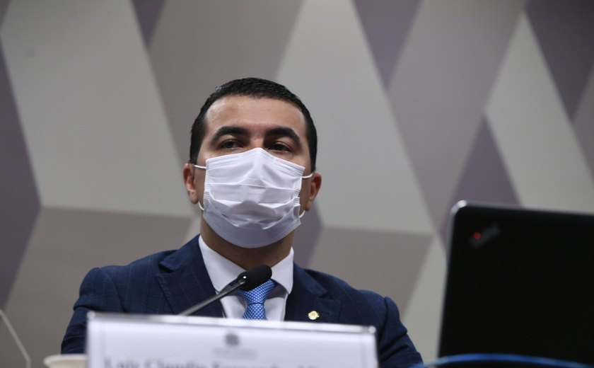 Luis Ricardo exibe mensagens que recebeu de superiores sobre Covaxin