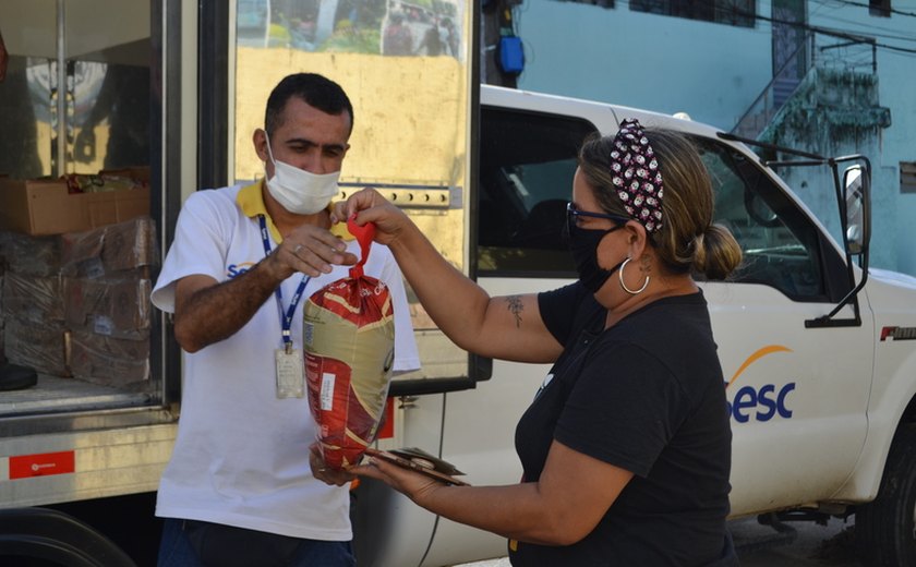 Mesa Brasil Sesc entrega mais de 1.300 Chesters para famílias carentes de Maceió e Arapiraca