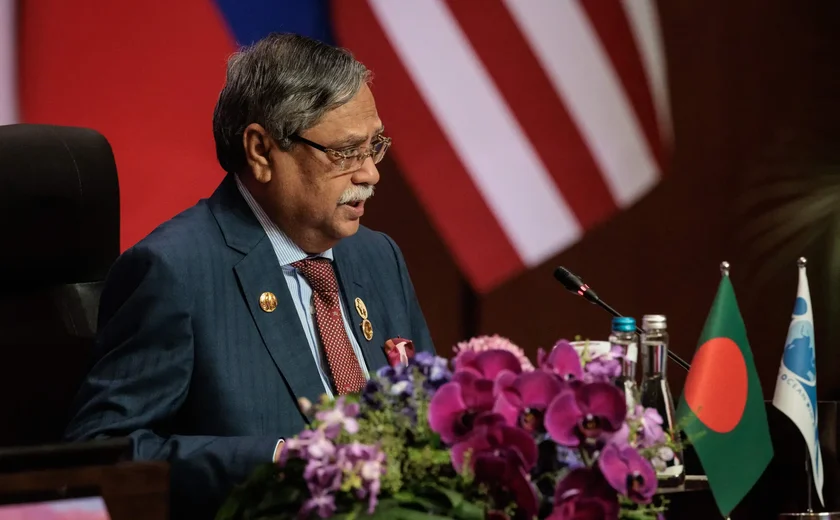Militares e manifestantes se reúnem para definir governo de transição após presidente de Bangladesh dissolver Parlamento