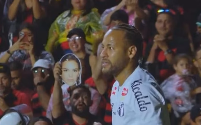 Torcida do Sport 'dribla PM' e provoca Neymar com máscaras de Bruna Marquezine
