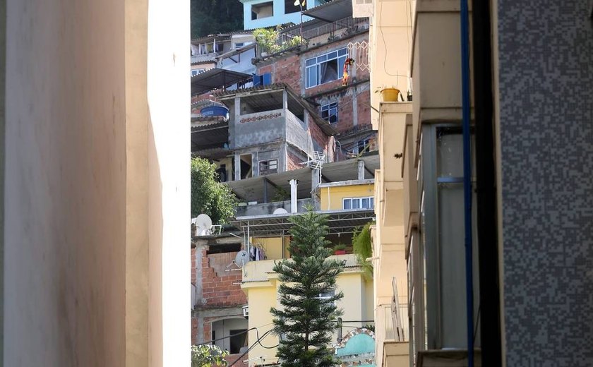 Em fuga, bandido faz moradora refém na zona sul do Rio