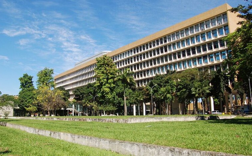 Covid-19 e gripe levam universidades a suspender aulas presenciais