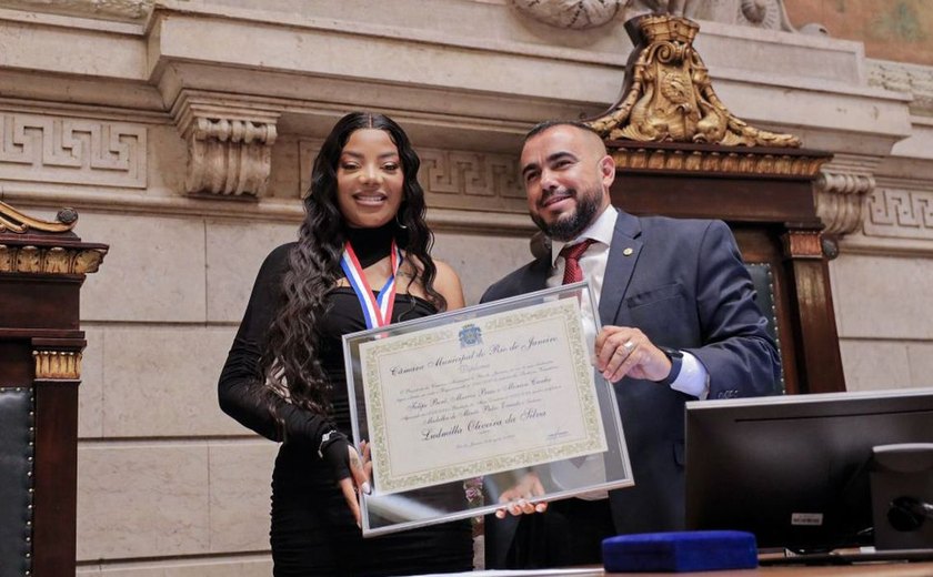 Ludmilla recebe medalha após iniciativa por doação de sangue