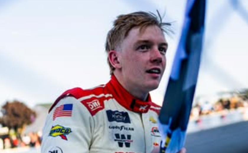 Piloto da Nascar escorrega ao comemorar vitória em cima do carro e fratura a clavícula