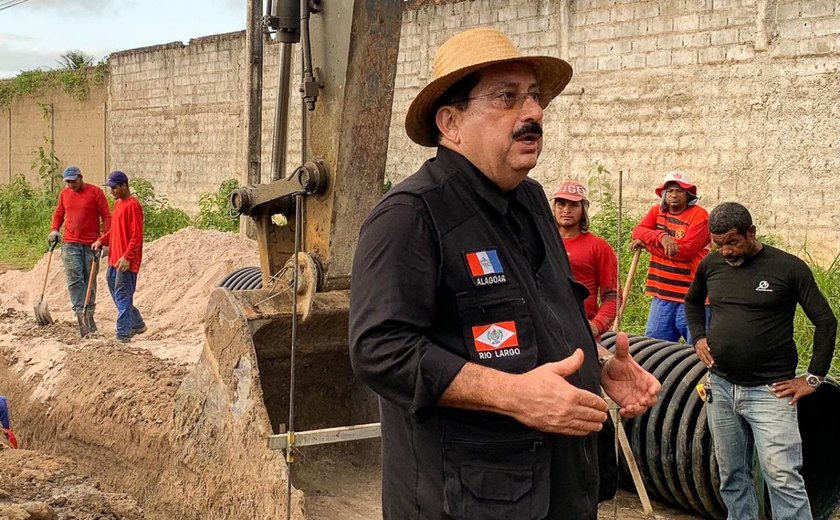 Gilberto Gonçalves vistoria obra que interligará a região da Mata do Rolo com a principal avenida de Rio Largo
