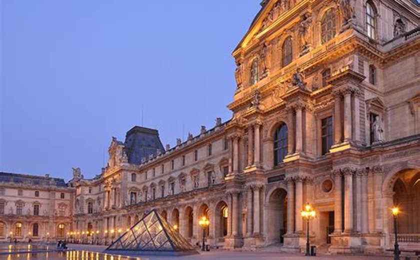 Museu do Louvre, em Paris, tem equipe antifogo 24 horas