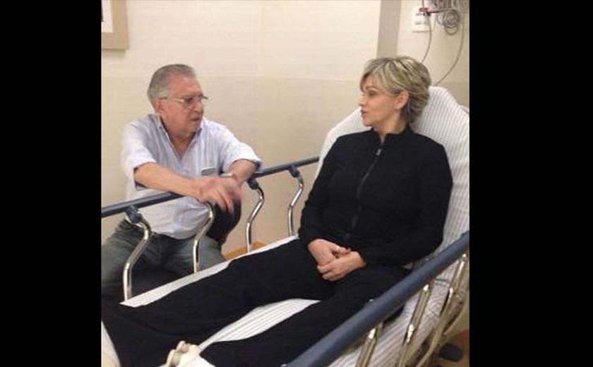 Andréa Nóbrega deixa hospital após forte crise na coluna