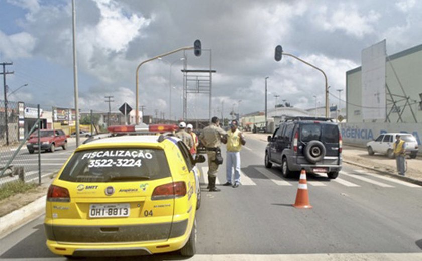 Arapiraca: SMTT conserta semáforo na AL-220 em frente à UE