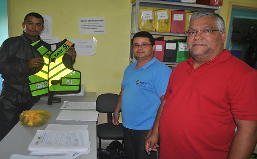 Prefeitura de Arapiraca vai entregar mais 39 coletes a mototaxistas