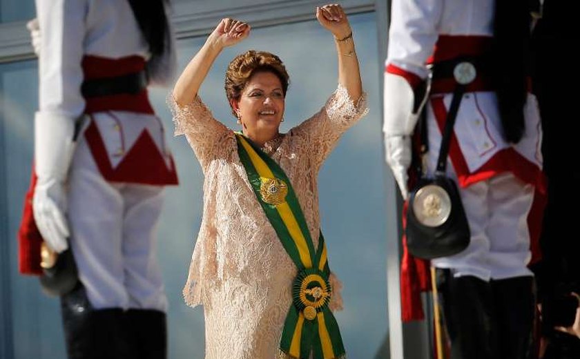 Dilma assina decreto e eleva salário mínimo para R$ 880