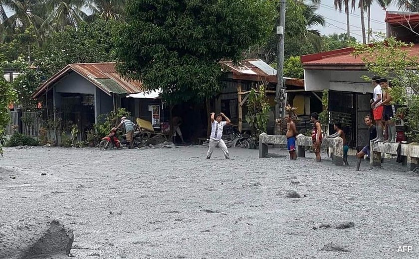'Lava fria' invade as ruas de vilarejo nas Filipinas dois dias após erupção de vulcão