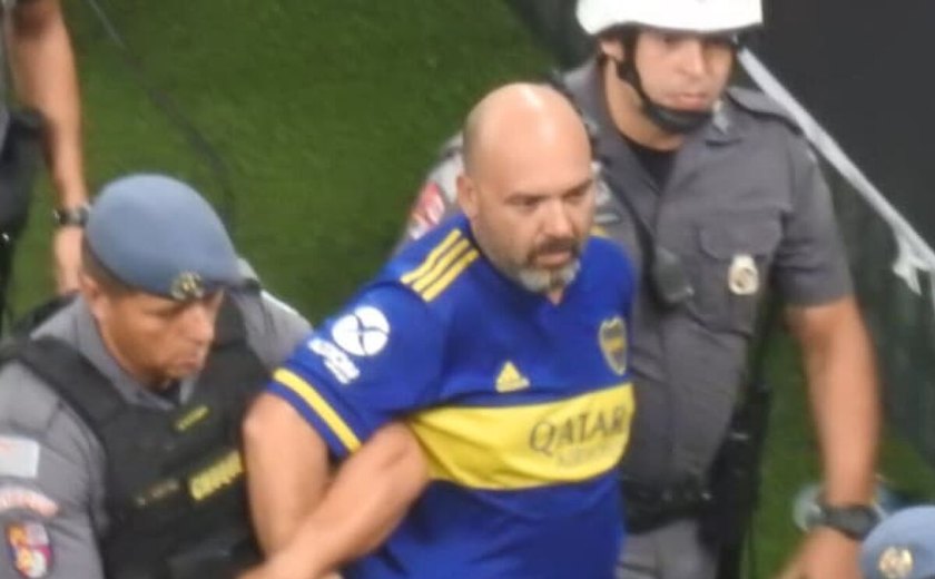 Torcedor argentino detido por racismo é transferido de delegacia em SP