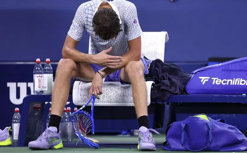 Medvedev discute com árbitro e quebra raquete no US Open