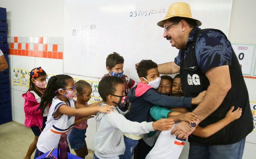 Prefeito Gilberto Gonçalves fiscaliza escola recém inaugurada em Rio Largo