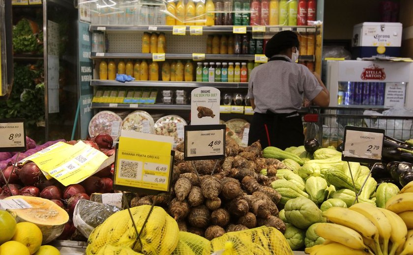 Inflação dos alimentos desacelera para 0,61% em fevereiro, diz IBGE