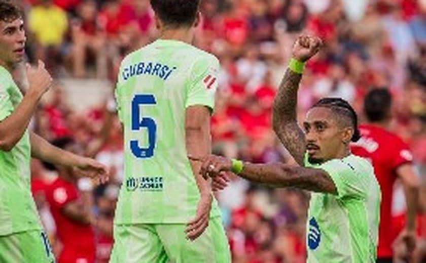 Após levar 2 a 0, Barcelona vira sobre Levante com gol contra e assistência de Raphinha