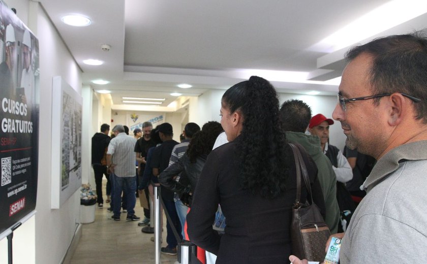 Taxa de desemprego cai e chega a 6,9% no segundo trimestre do ano