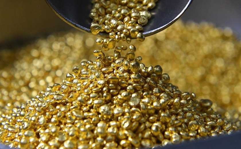 Ouro fecha em alta com dólar fraco e expectativa de cortes de juros pelo Fed