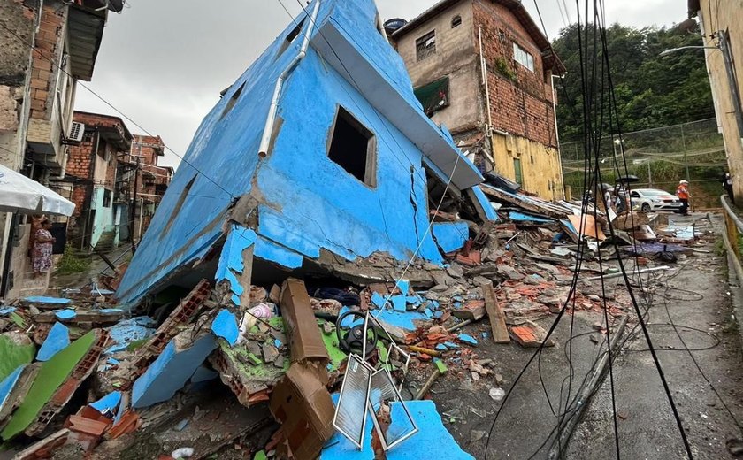Prédio irregular desaba em Salvador sem deixar vítimas