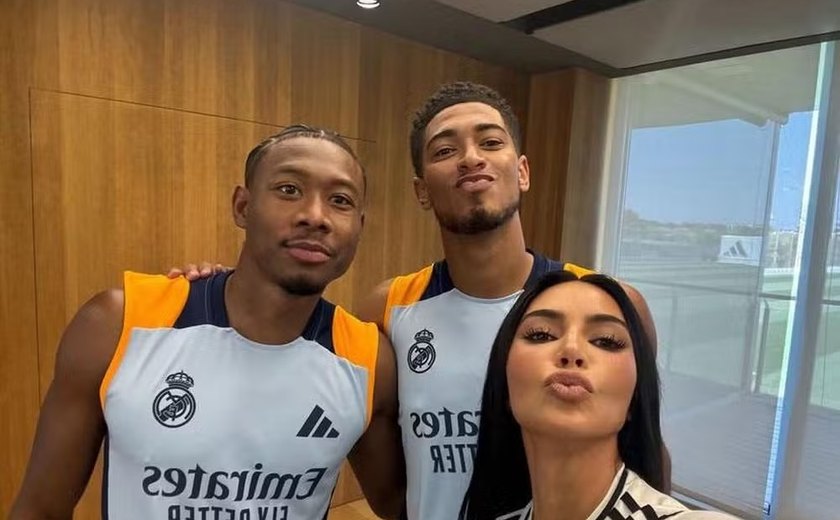 Kim Kardashian visita CT do Real Madrid e posa para fotos com Vini Jr. e outros jogadores