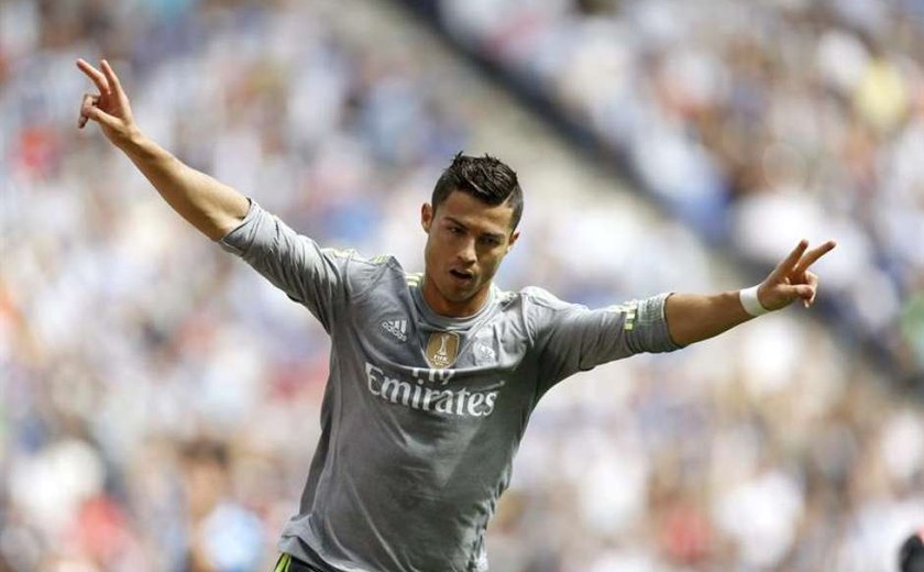 Reverenciado por gol antológico, Cristiano Ronaldo festeja novo recorde histórico
