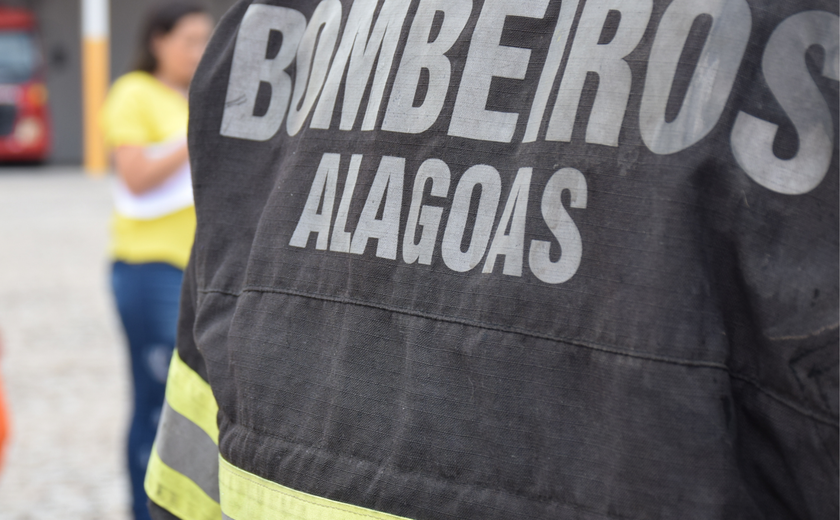 Corpo de Bombeiros resgata mulher presa em residência em Delmiro Gouveia