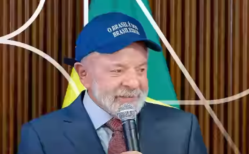 Lula e ministros usam boné 'O Brasil é dos brasileiros' em reunião