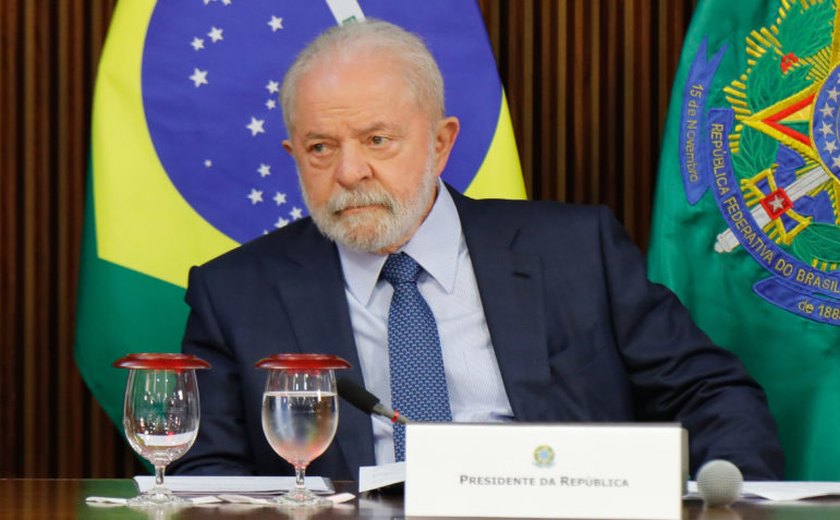 Lula, Moraes e Barroso aparecem em meme em telão na Times Square