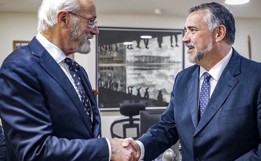 Ministro da Secom recebe pai de Julian Assange