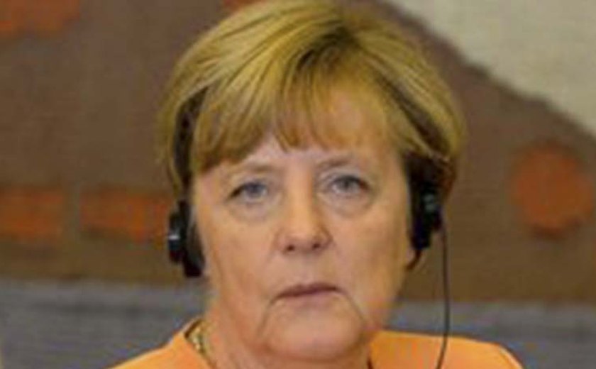 Antes da cúpula da UE, Merkel defende registro de imigrantes e solução europeia