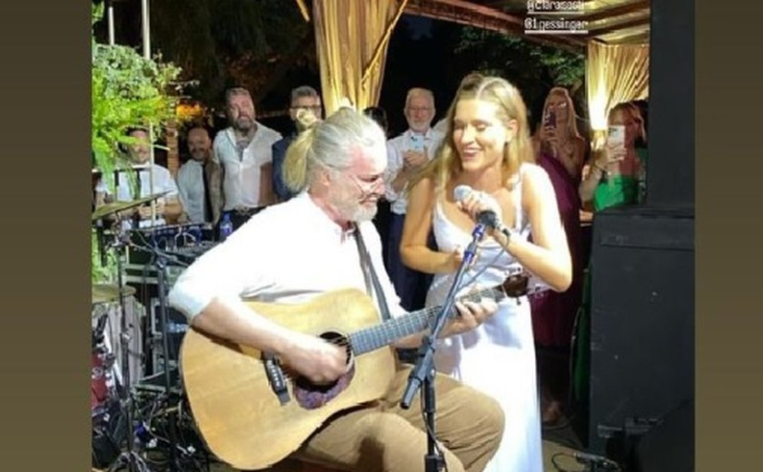 Filha de Humberto Gessinger se casa e canta com o pai hit do Engenheiros do Hawaii