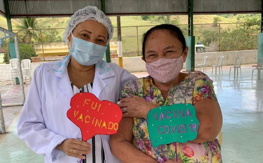 Idosos de 72 anos são vacinados em Santana do Mundaú