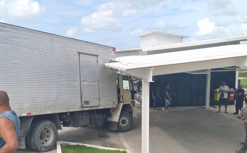 Caminhão invade UBS no Flexal, em Maceió, e causa susto; ninguém ficou ferido