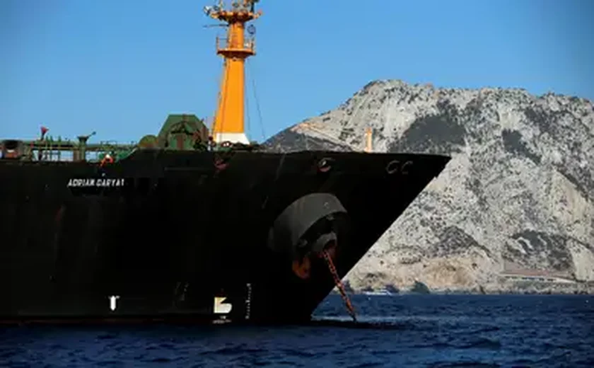 Petroleiro e navio colidem e pegam fogo na costa do Irã