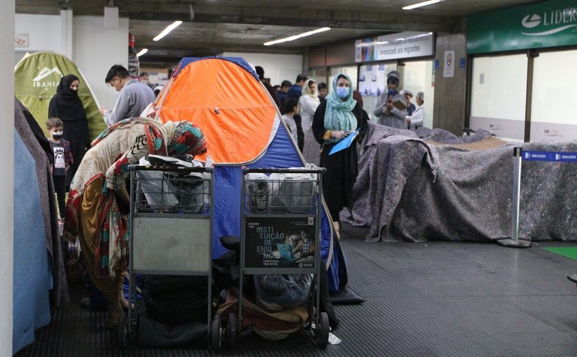 Refugiados afegãos que estavam em Praia Grande voltam para Guarulhos
