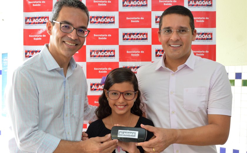 Sesau entrega óculos de grau a estudantes de escolas públicas em Maceió