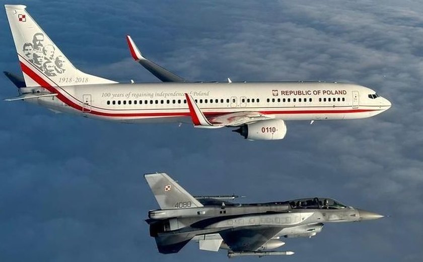 Seleção polonesa é escoltada por Caças F-16
