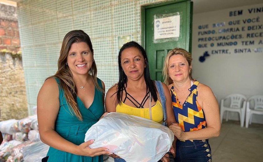 Prefeita Marcela Gomes acompanha a entrega de mais de 800 cestas básicas a famílias carentes em Novo Lino
