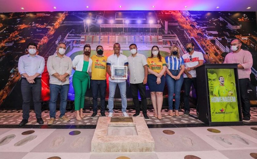 Cafu é homenageado e deixa marca no Hall da Fama do Rei Pelé