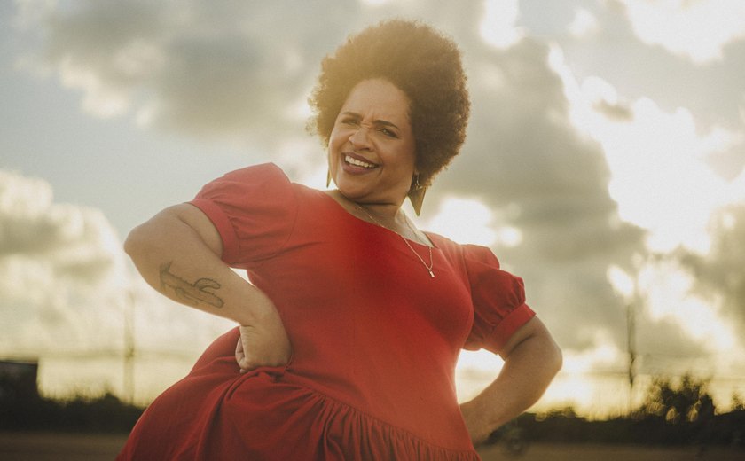 Mel Nascimento lança o clipe “Ô Mulé” em homenagem às mulheres alagoanas no Theatro Homerinho