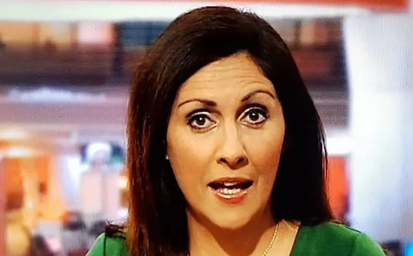 Âncora da BBC inicia telejornal mostrando dedo do meio para câmera
