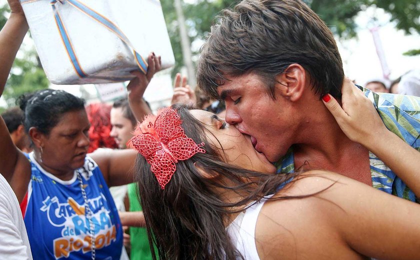 Saiba o que é a ‘doença do beijo’ e se previna neste Carnaval com segurança